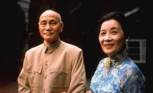 1969年12月，薛岳从台湾南部寓所来到士林官邸探望蒋介石，蒋介石在官邸的大客厅