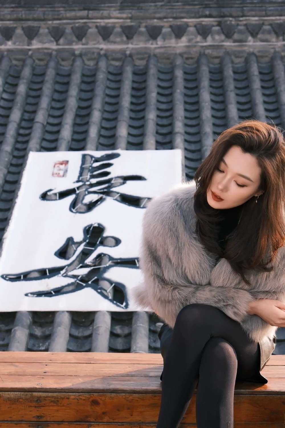 这套穿搭把“贵气感”和“复古氛围”融合得超绝！灰调毛绒外套自带高级质感，黑内搭+