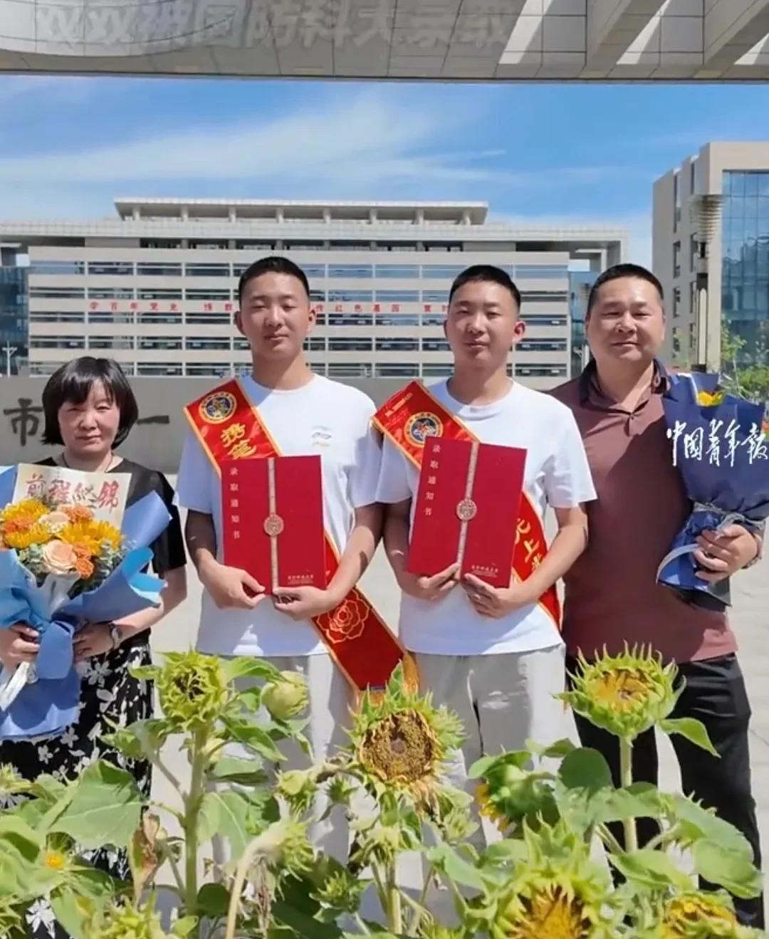 这对双胞胎真的太给父母争气了！老爸睡着了也要笑醒，真的是祖坟上冒了青烟！一