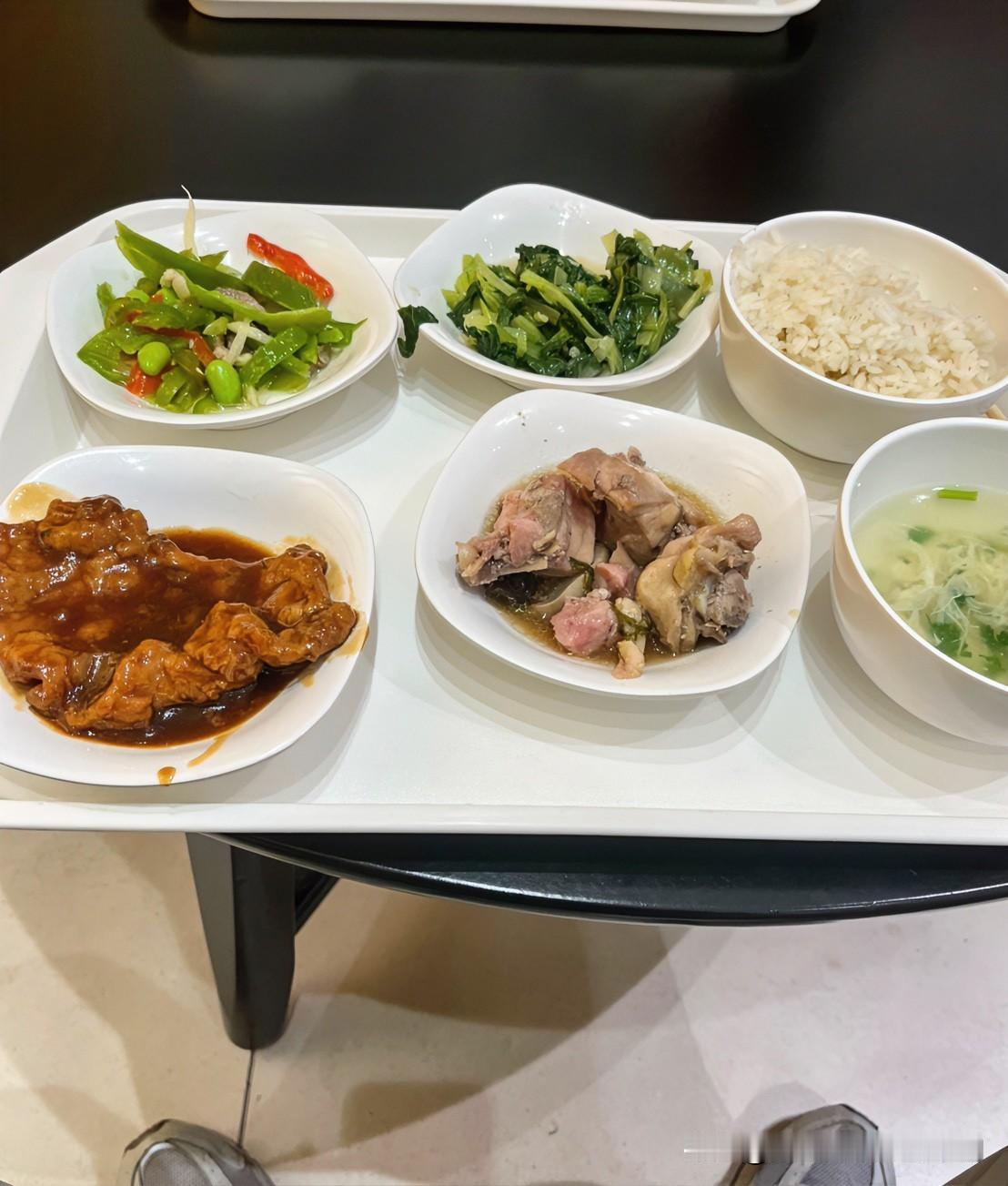 雷克萨斯4S店的，免费午餐还是很不错的！4菜一汤，二荤二素，干净卫生，搭配合理