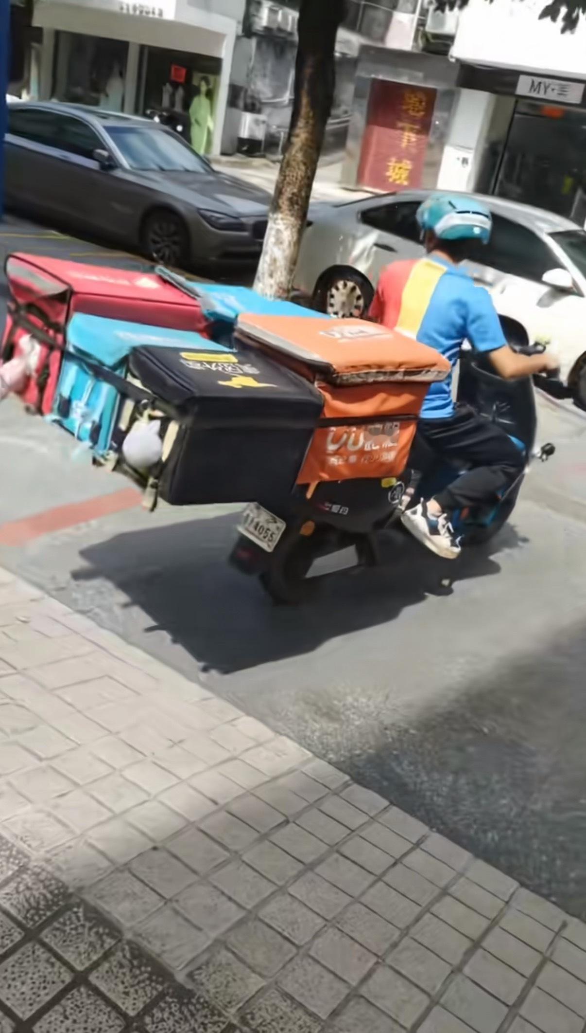 这哥们要是休息一天估计全城闹饥荒了，外卖在箱子里跳舞，麻辣烫搂着肉夹馍的腰，米线