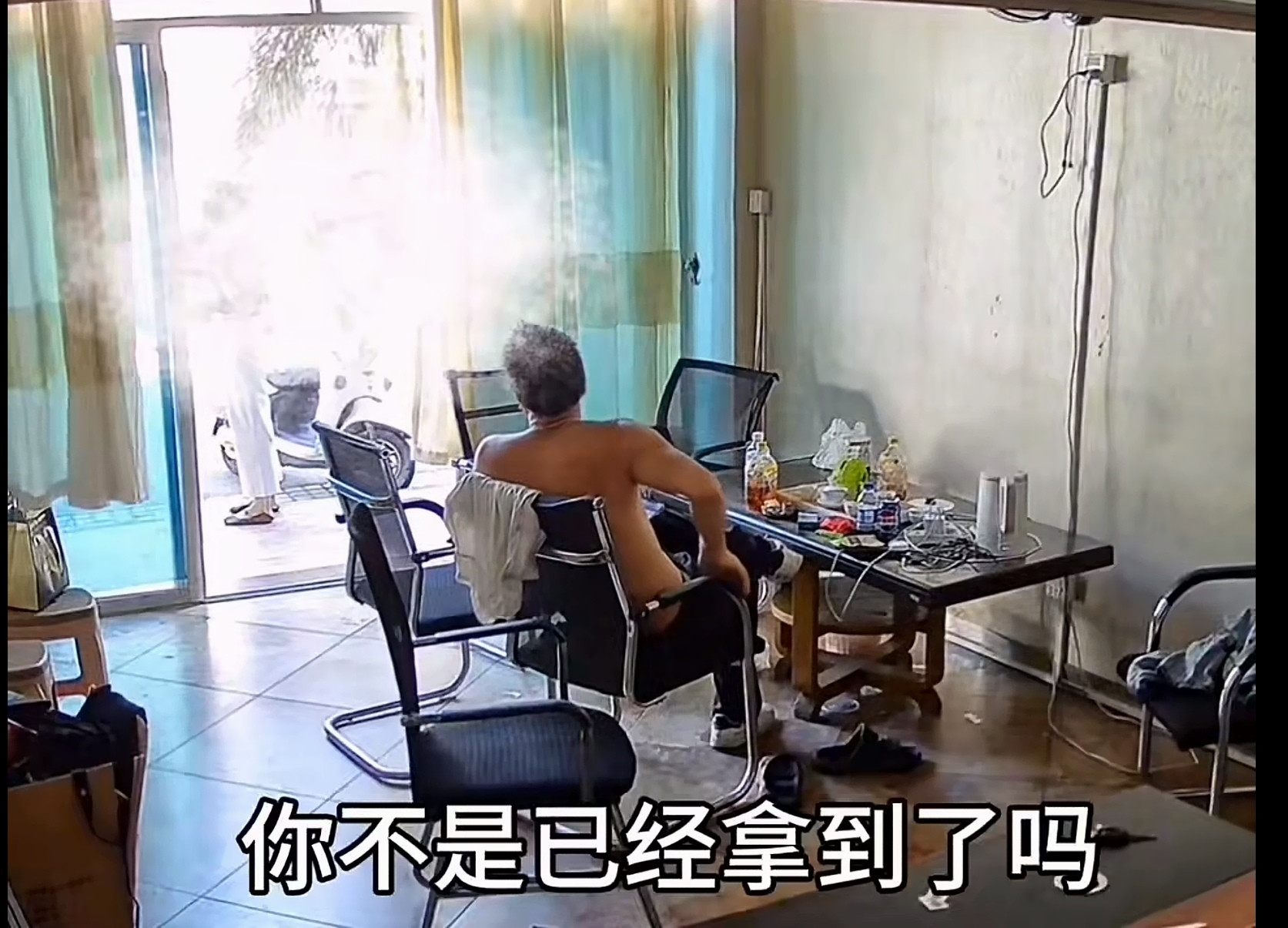 小仙女偷外卖被揭发竟恼羞成怒？好男不跟女斗正在成为过去式