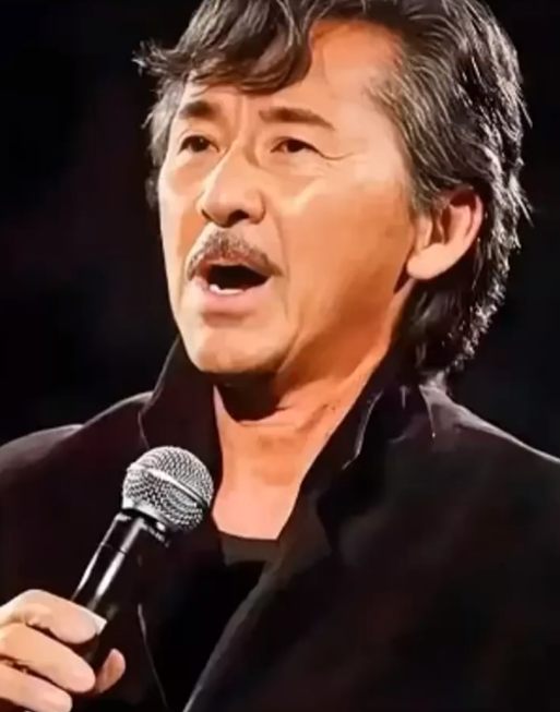 林子祥，这位传奇歌者，在78岁的高龄依然保持着惊人的歌唱能力。他在生日演唱会上的