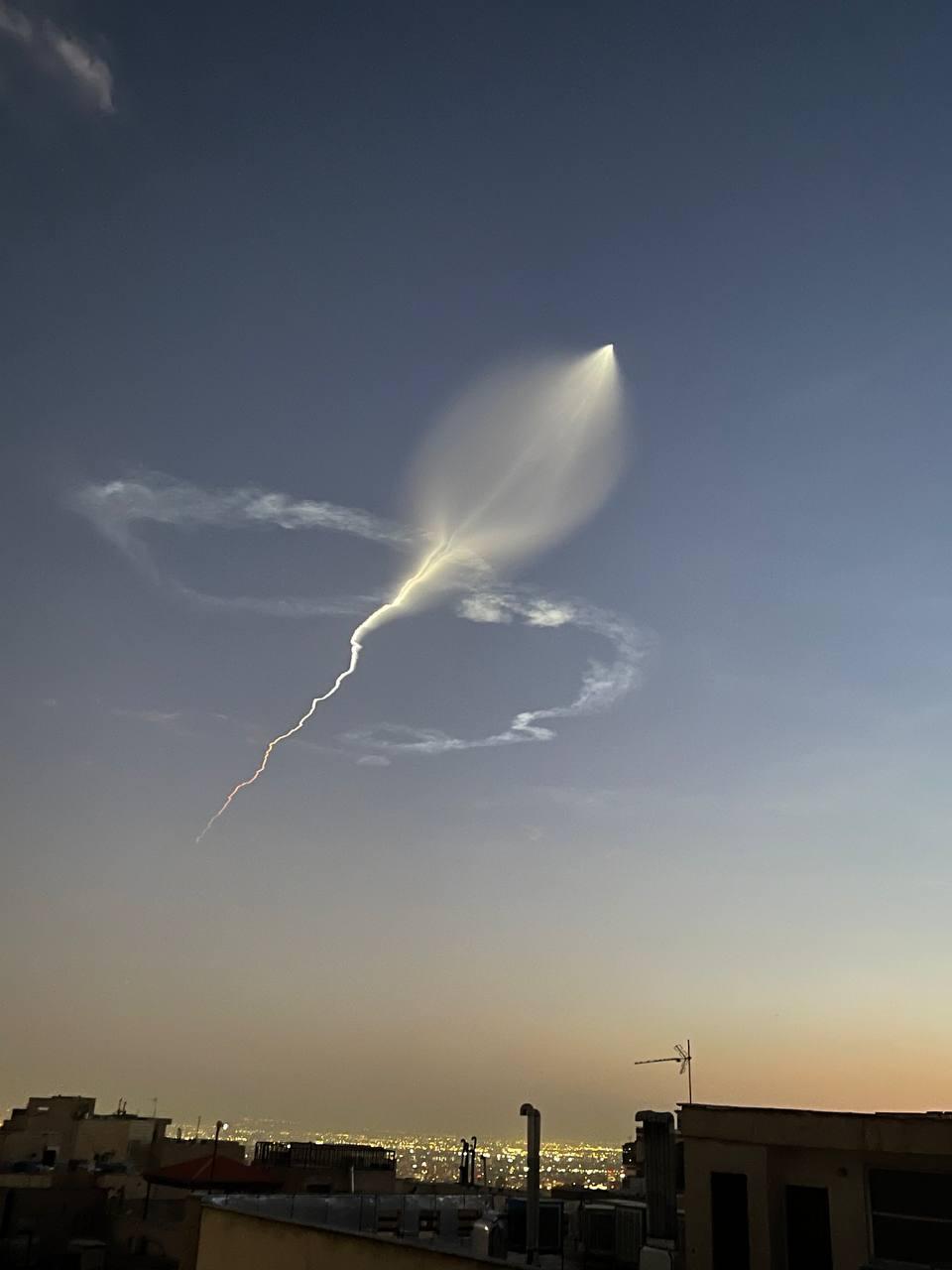 这种现象被称为“太空水母”。当地球上的观察者处于黑暗中，而高空火箭排放的尾气仍