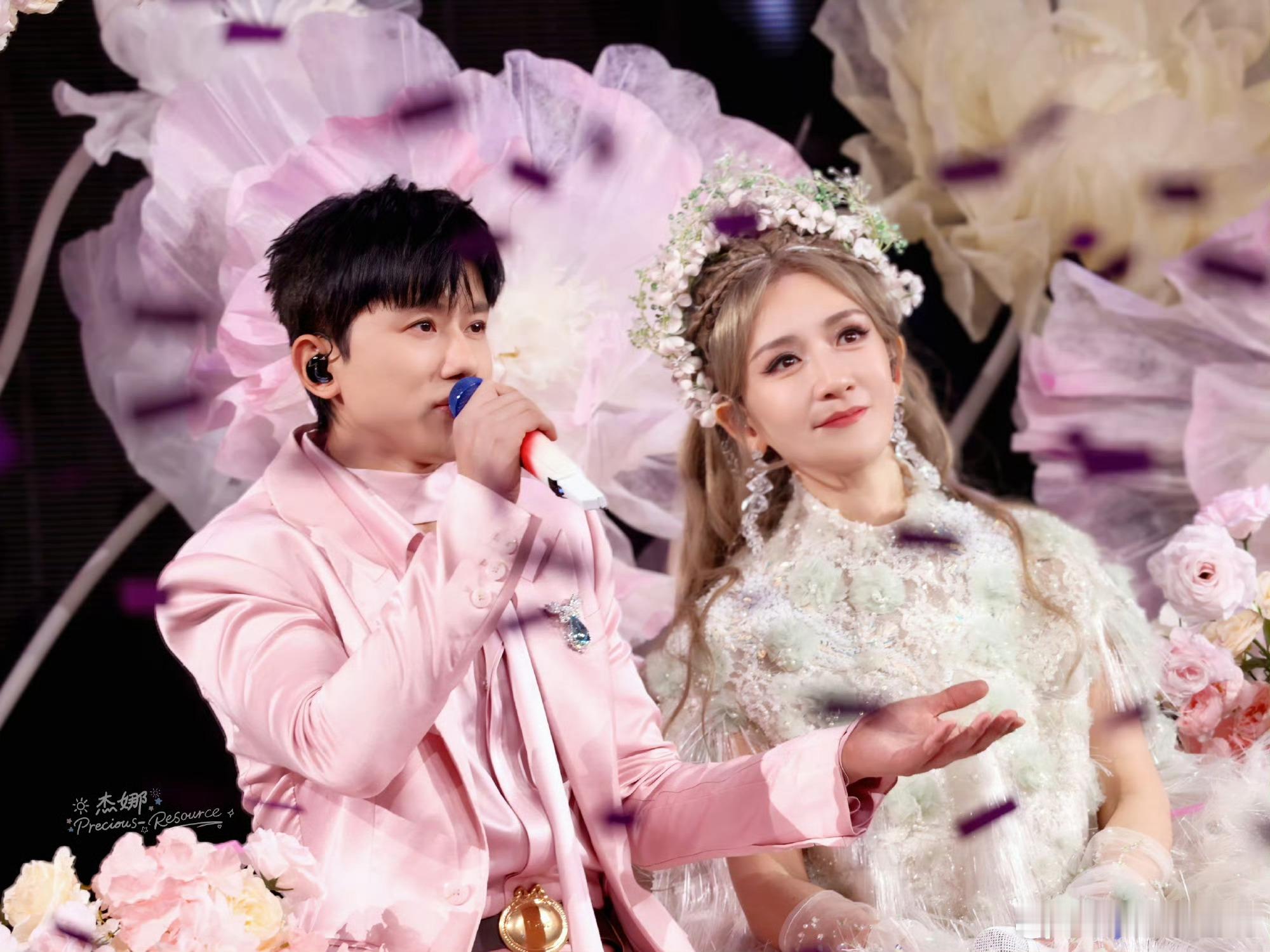 谢娜张杰一起上音综夫妻档强势加盟音综舞台，默契合唱与趣味互动交织，每一秒都充满甜