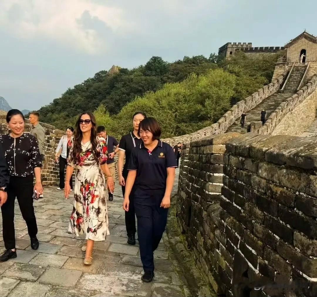 塞尔维亚总统武契奇的妻子去长城游玩！一袭中国风扎染印花裙搭配波浪卷发出镜，优雅迷