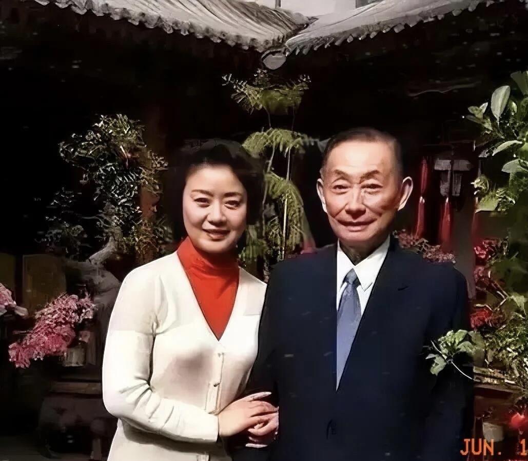 十多年前的老照片里，这一位老艺术家，能认出的应该都是五六十岁以上的人了。旁边是他