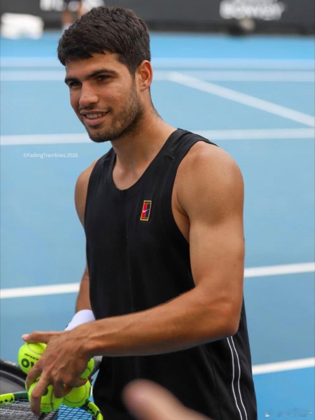 阿尔卡拉斯体育精神奖又提前预定咯！第一盘阿尔卡拉斯6-5领先时，该德米纳尔的发