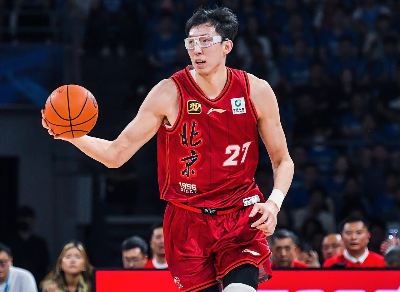 赵睿：琦哥，北京首钢这赛季就一个目标吧？周琦：上赛季也是啊！再说这赛季有你妥了