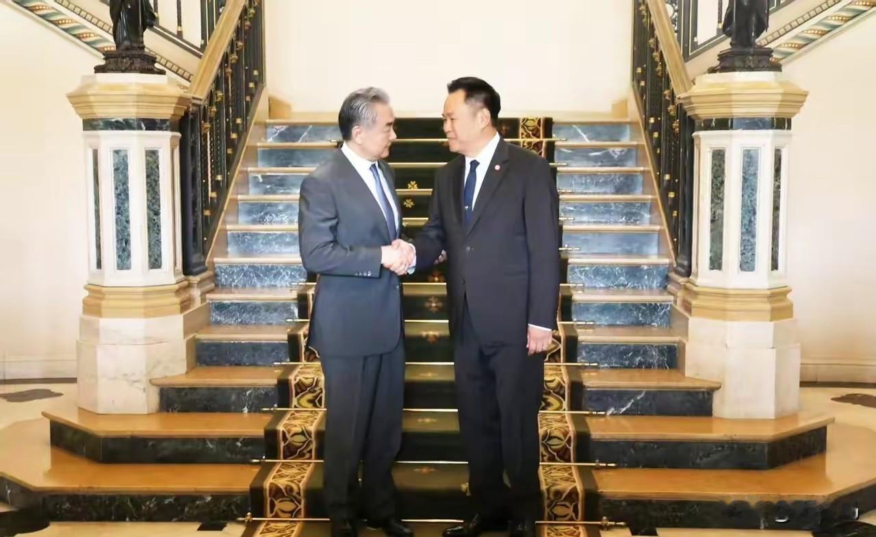 泰国新消息当地时间4月24日，泰国总理阿努廷在曼谷会见了中国外交部长王毅，双方