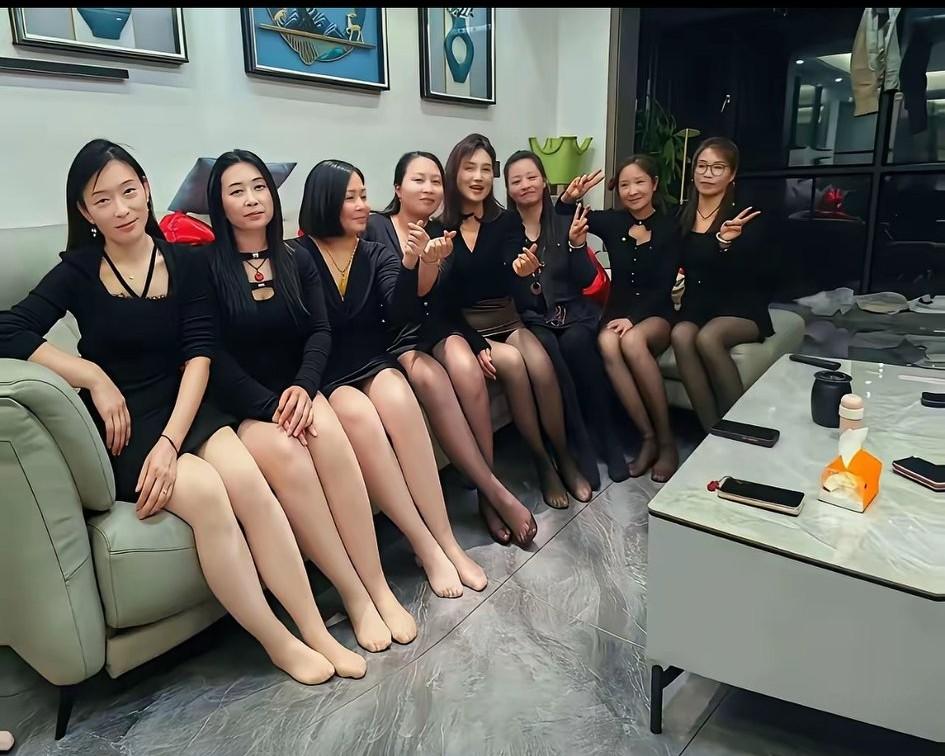 俗话说的好：物以类聚，人以群分。这群退休的阿姨经常跳广场舞，听健康讲座，也经常