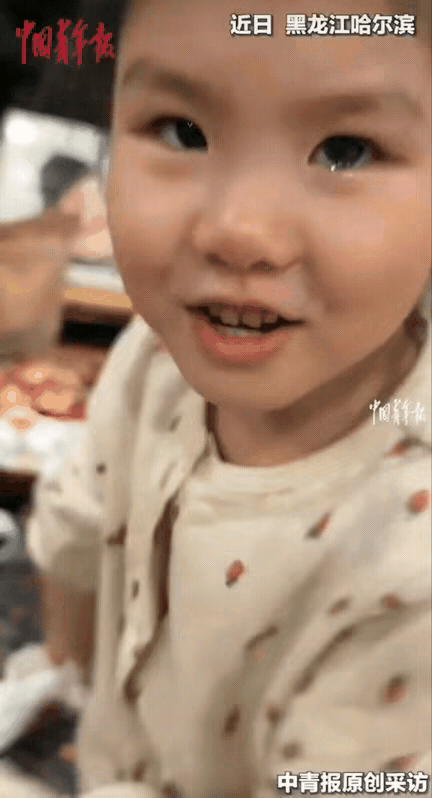 “破大防了！”黑龙江哈尔滨，4岁女孩在幼儿园吃到腰果，想起妈妈爱吃，就用4层纸包