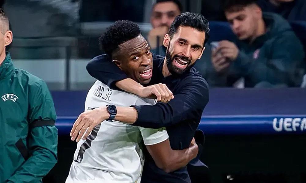 据《马卡报》报道，皇马球星维尼修斯支持阿韦洛亚下赛季继续担任皇马主帅。据报道，维