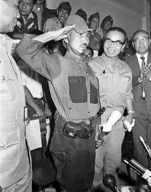 照片中这个敬着军礼的日本鬼子，名叫小野田宽郎，他被认为是二战最后一个放下武器的日