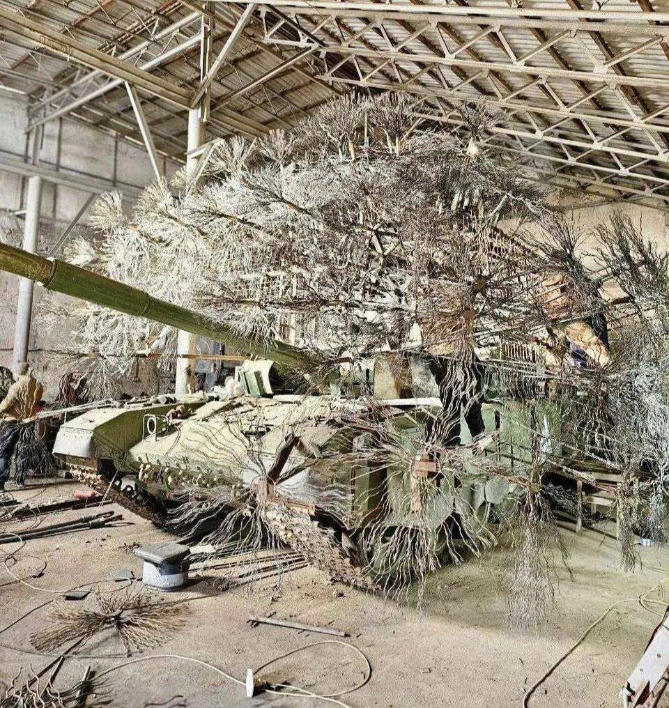 俄军改装的一辆T-90M主战坦克，防无人机能力还是不错的。要想摧毁它，需要数量众