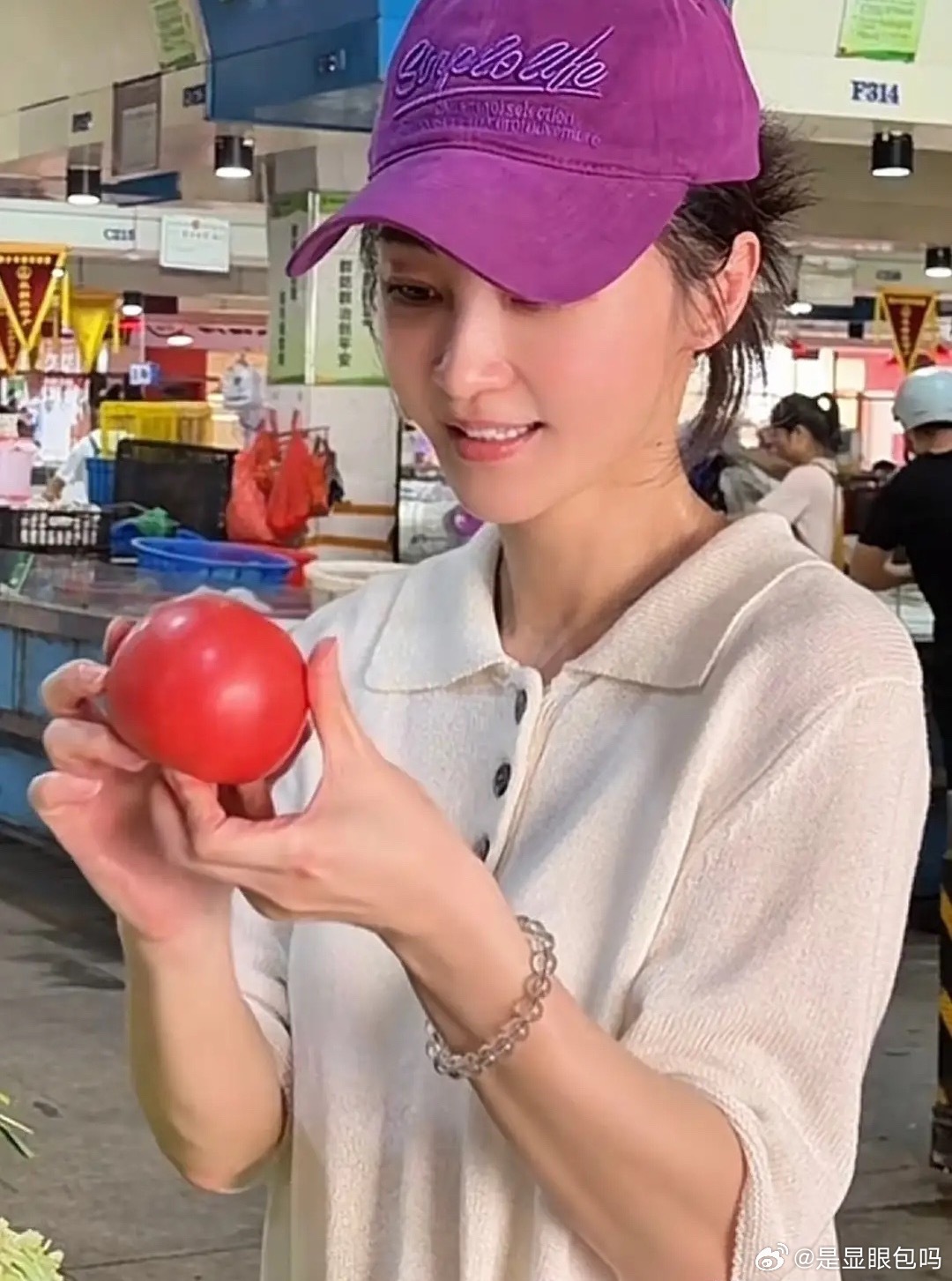姚笛在浙江逛菜市场，大夏天穿着针织T恤，热得脖子里全是汗。她今年都44岁了，还不