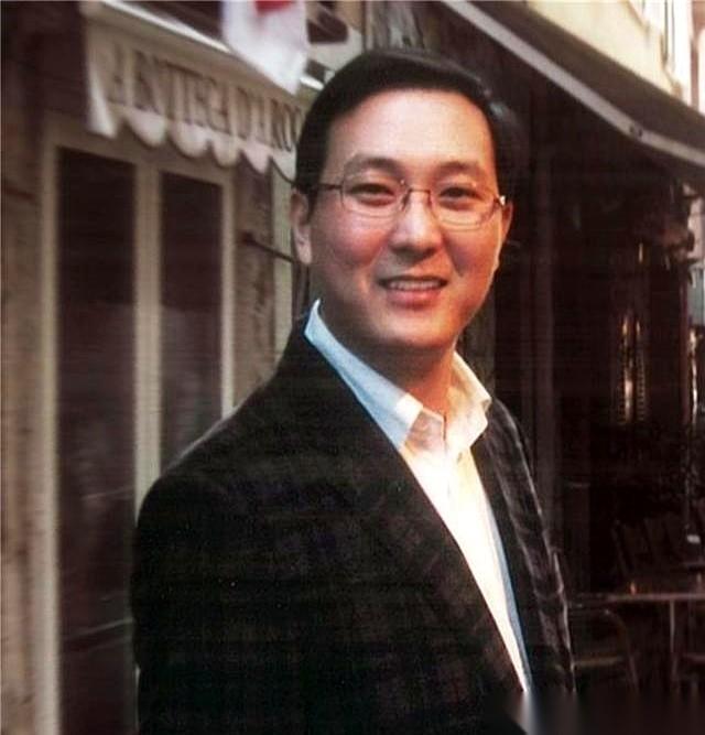 百亿身家的大佬，手里攥着陆家嘴的黄金大楼，最后居然栽在一个极其俗套的跟头上。