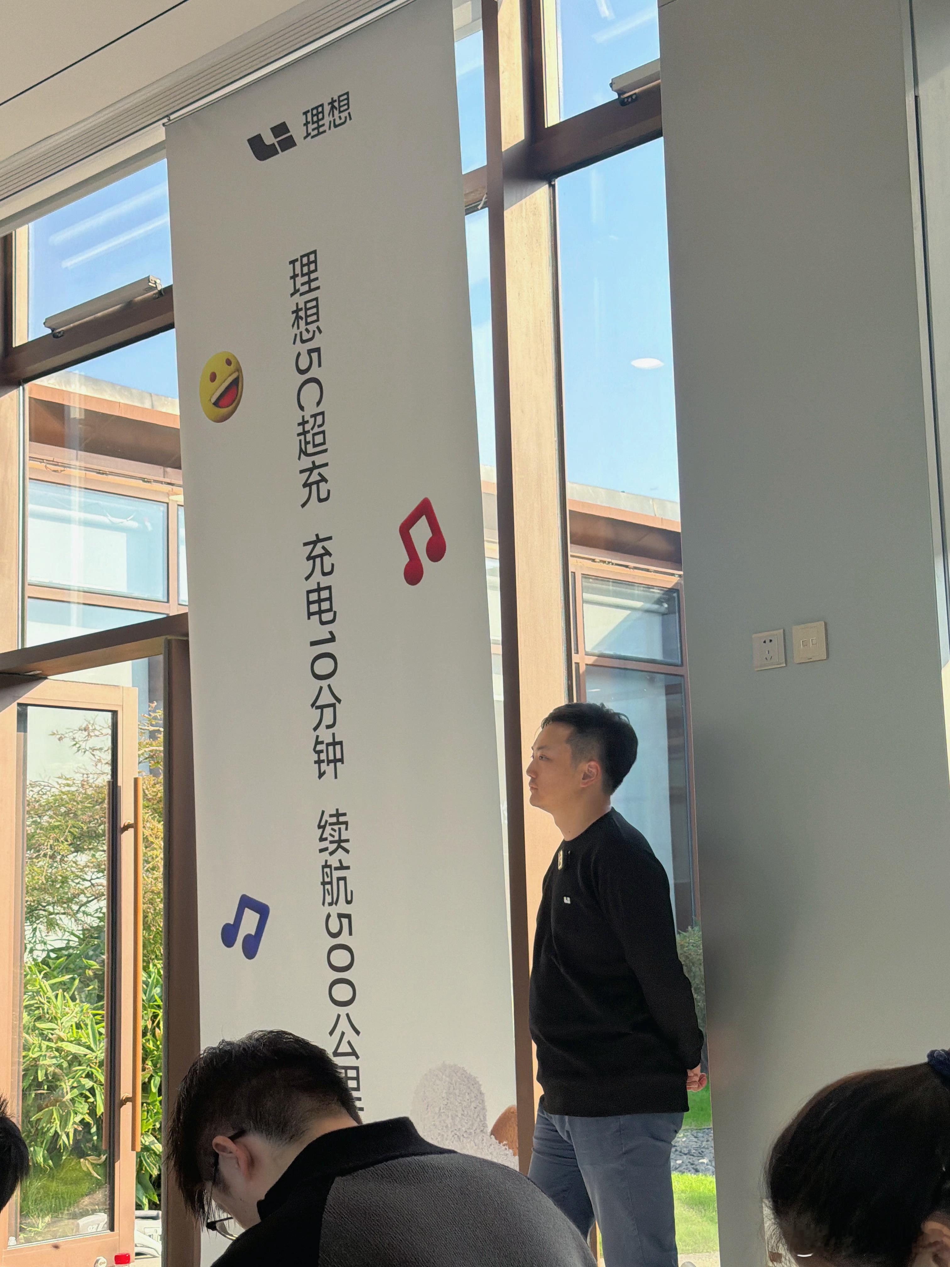 这个帅气的小哥哥是谁