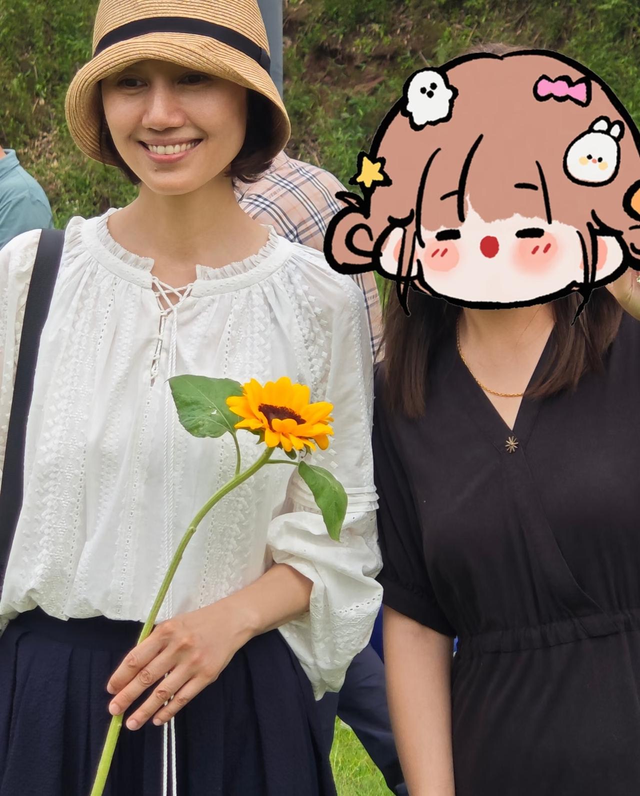 6月5日，袁泉与夏雨一起在安徽齐云山参加朋友婚礼，袁泉竟然纯素颜出镜，皮肤暗黄油