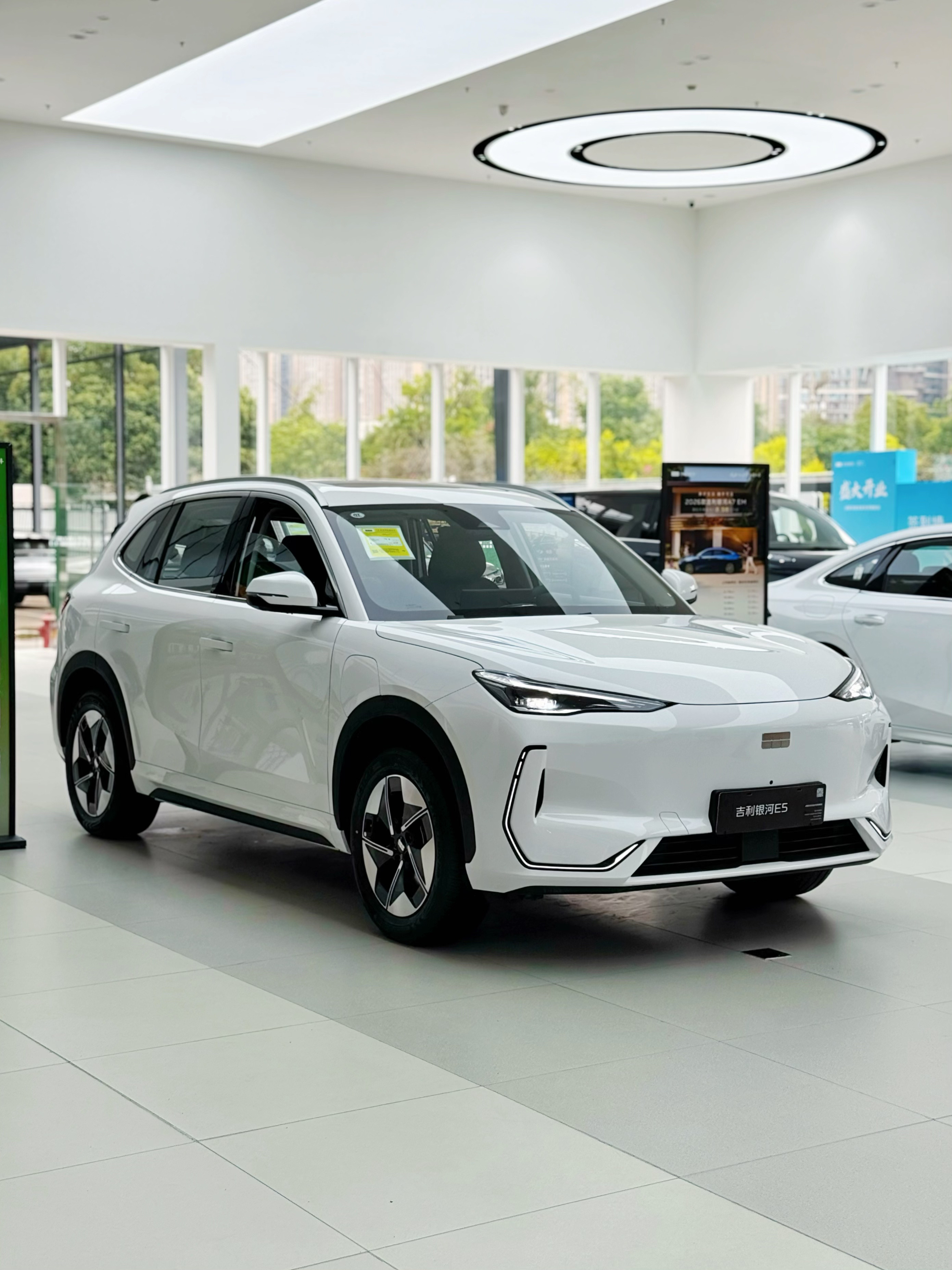 吉利银河E5，一台紧凑型纯电SUV，上市以来卖得一直很火，2026款10.98万起，续航、空间、车机