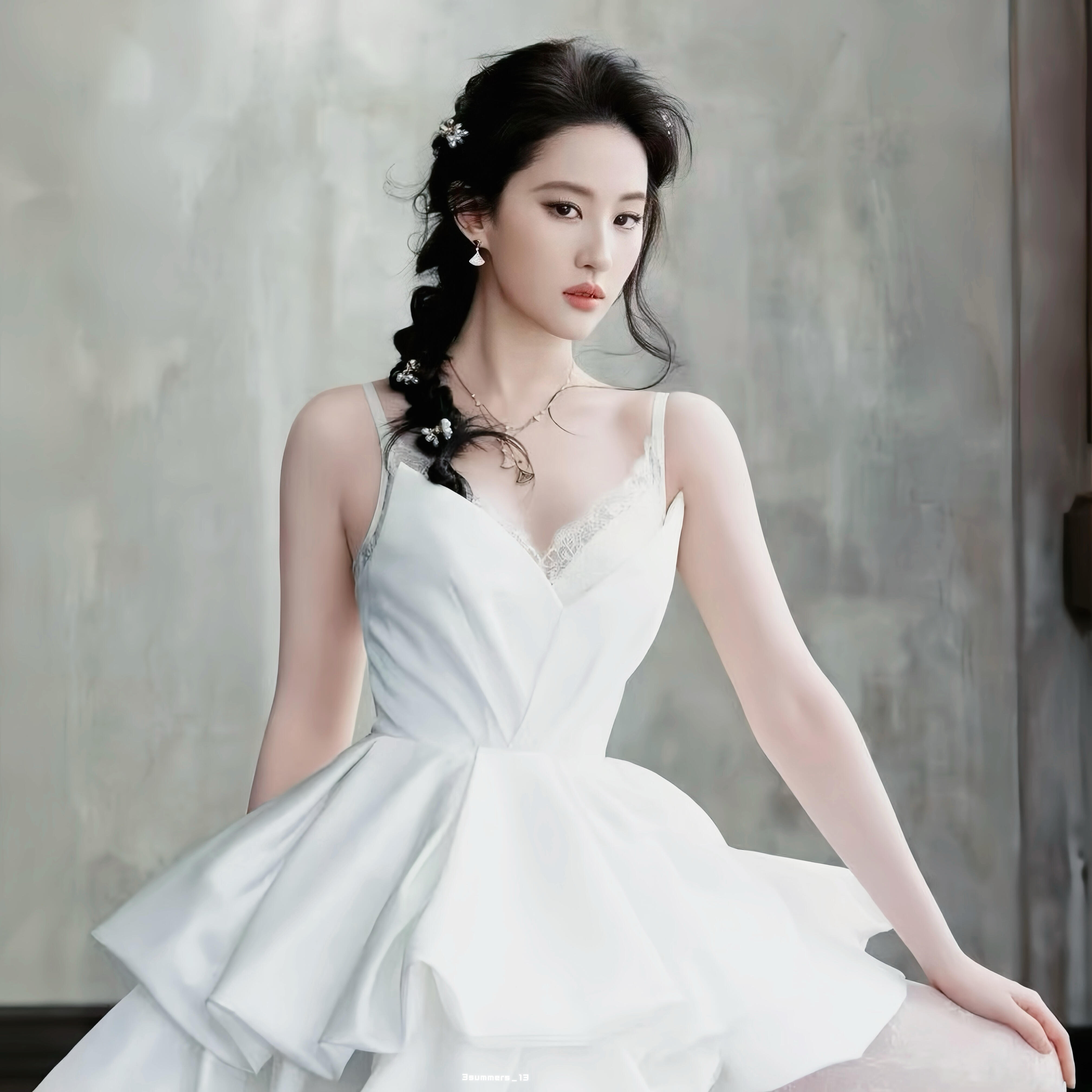 能把内衣广告拍的如此清新脱俗的也就刘亦菲了吧，首先get到的总是这盛世美颜。