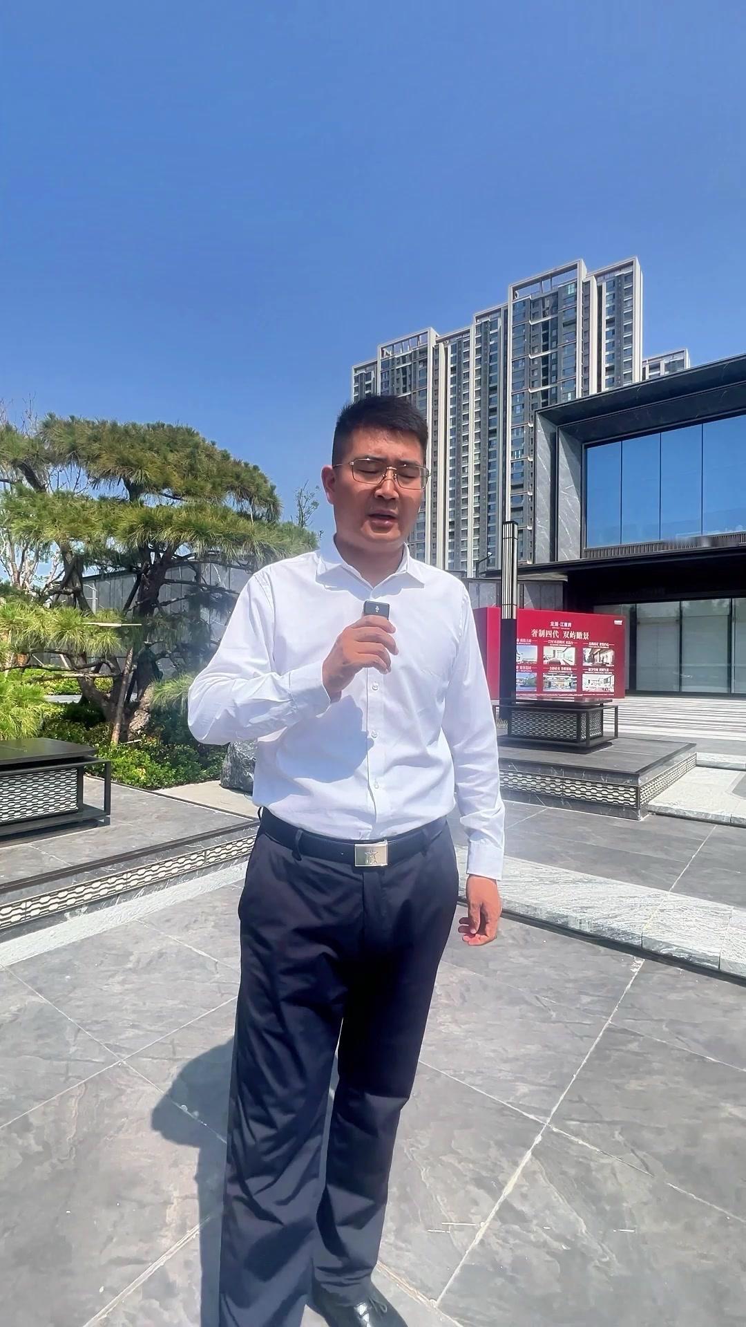 📍位置：离西安医学院比较近的浐灞国际港。🏡龙湖江宸府在售面积：101、1