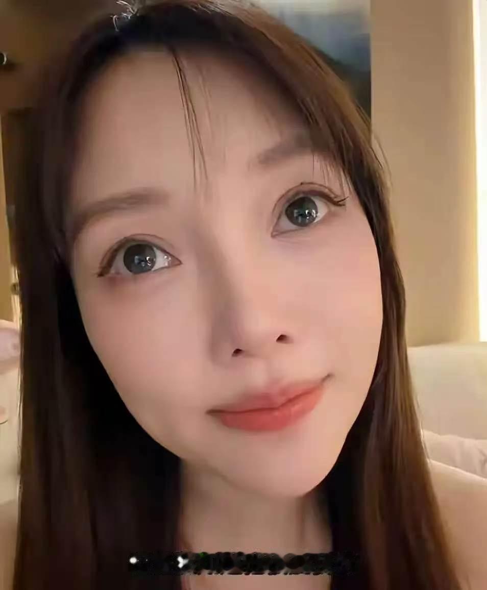 李小璐这番话，贾乃亮听到了，估计心里会不是滋味。她说自己现在后悔了。年轻的时候明