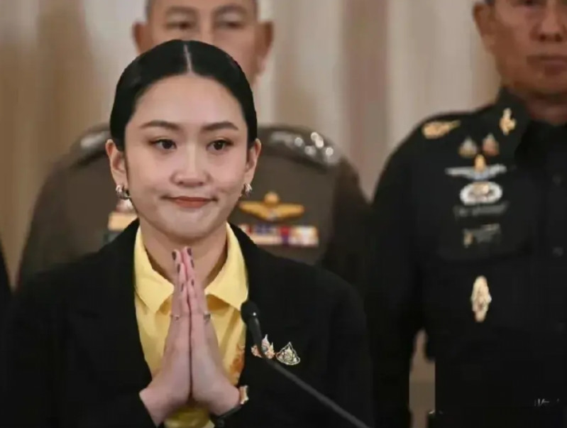 泰国是个奇葩的国家。洪森敢欺负，佩通坦主要原因就是。佩通坦没实权，只是帮泰国