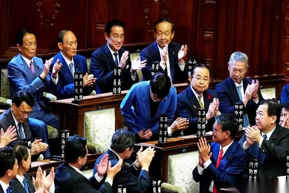 刚坐上那个位子，屁股都还没焐热乎呢，就急着要去见“大哥”了。你说这图啥呢？真