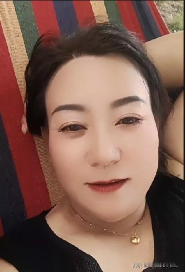 小故事！你们能看出这是谁吗？这是梦凡他妈，像从画里走出来一样的