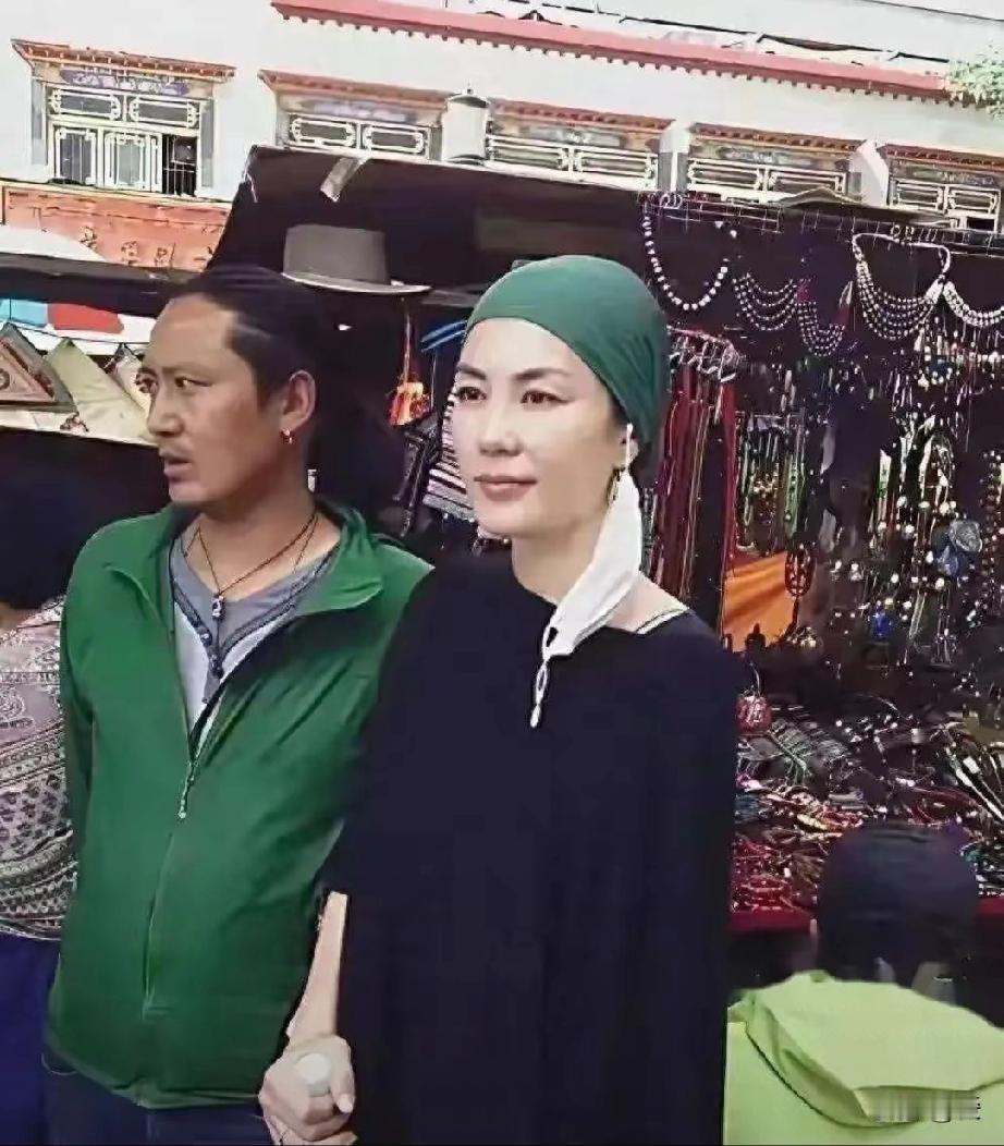 56岁王菲现身西藏，素面朝圣，一枚戒指藏深意56岁王菲再度被拍到现