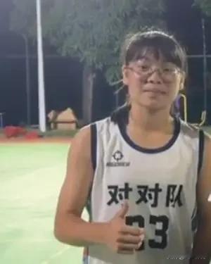 曝广西网红篮球女生试训广东女篮！据国内媒体消息，此前凭借一个"神龙摆尾"篮球