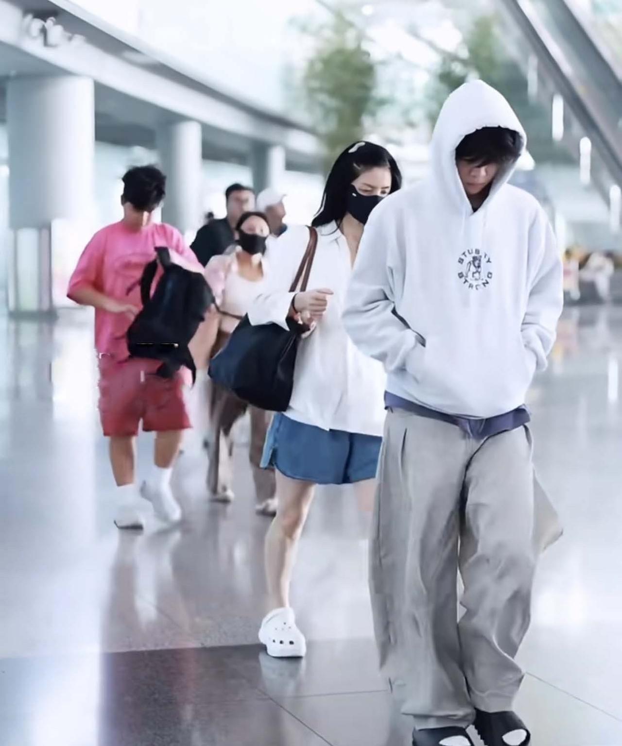 胡可带俩儿子回京，安吉小鱼儿星范儿十足。胡可和两个儿子一起回北京，安吉和小鱼儿两