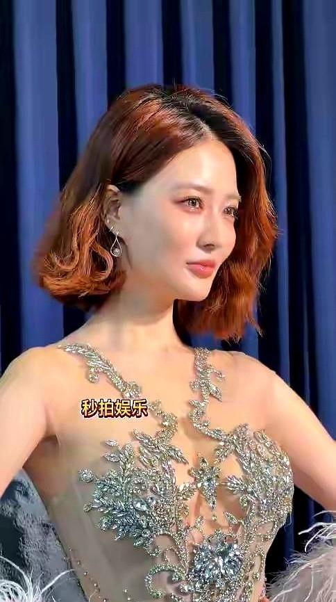 徐璐膝盖积水还坚持拍戏，这事儿没几个人知道。现场生图一出，不少人盯着她脸上的
