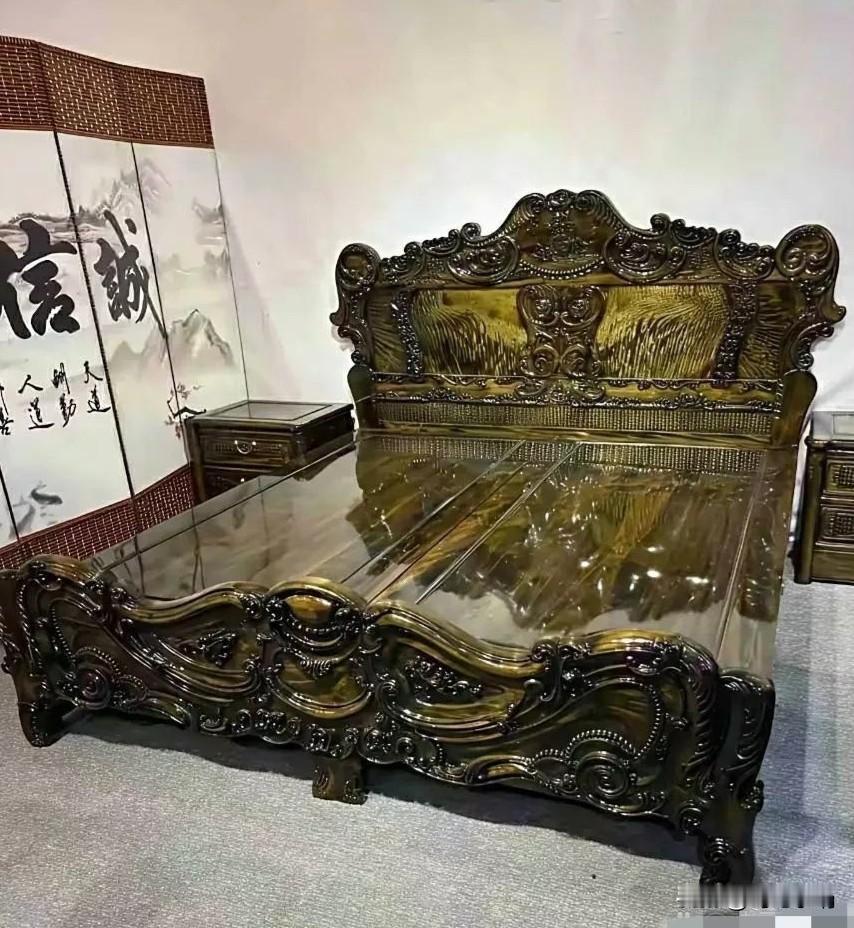 头一回见到用金丝楠木打造的床，脑海里只浮现出有钱的老祖宗们爱用金丝楠木做棺材，那
