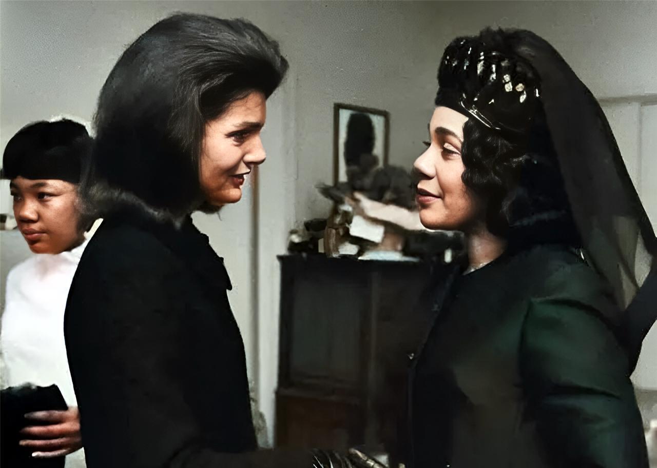 这是1968年在马丁·路德·金的葬礼上约翰·肯尼迪的妻子杰奎琳·肯尼迪与马丁·路