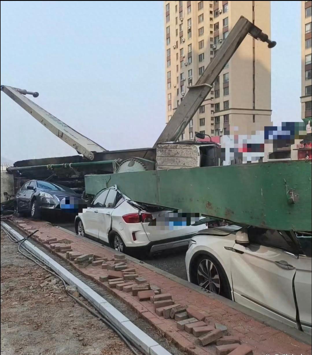 惊险！辽宁大连发生混凝土泵车侧翻事故3月21日上午，辽宁大连市甘井子区汇德街发