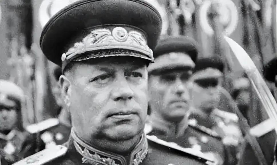 1985年夜里，他在别墅里起身去厕所，门没锁，灯刚亮，人已倒下。验尸记录显示心口