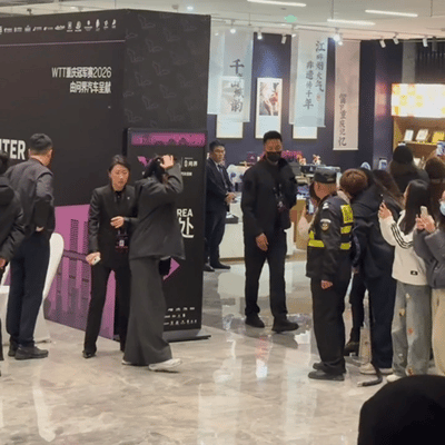 3.7日，莎莎去吃晚饭，酒店的安保还是很到位的。莎莎的筷子是握的真远啊，都快