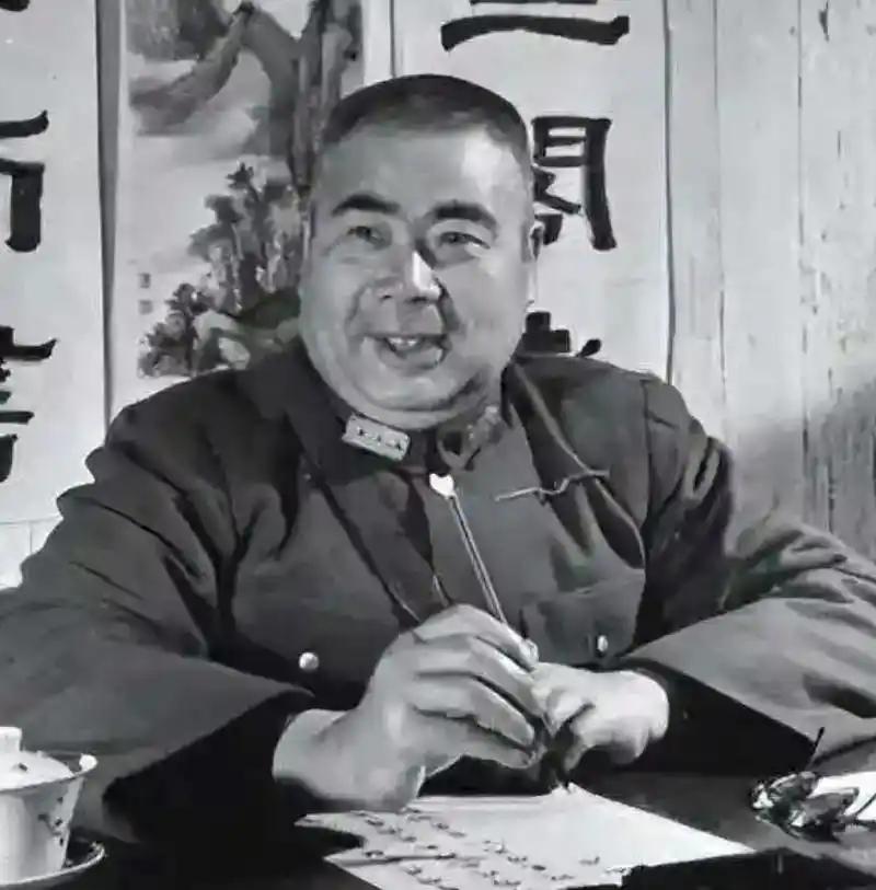冯玉祥手握42万大军，实力仅次于蒋介石，为何是最先被搞垮的？一支军队有42万