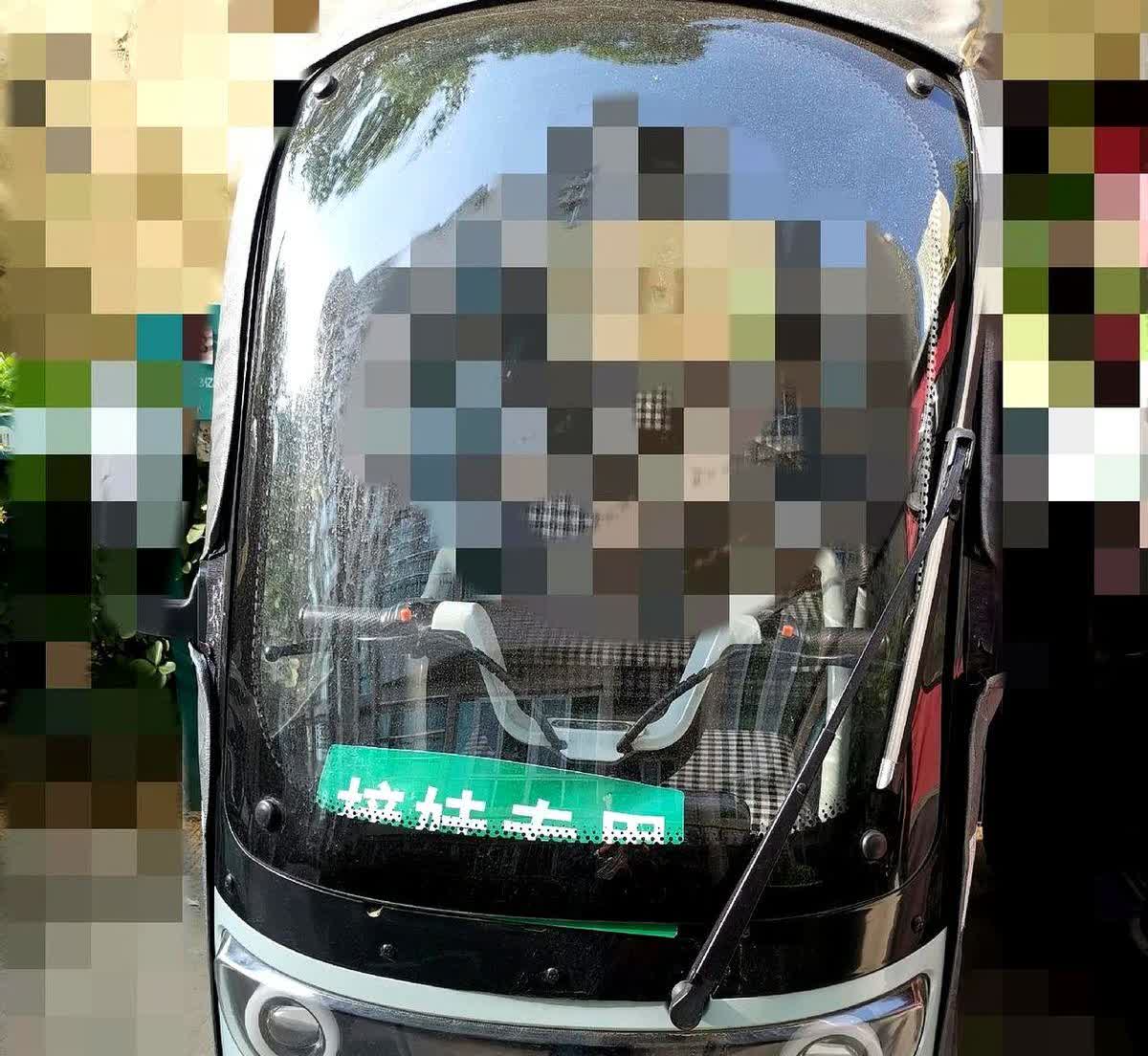 整治电动车新规出台，老人们接娃的路被堵死了。这次整治要求电动三轮车必须持