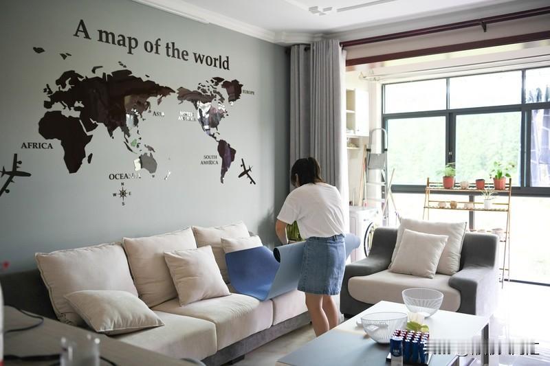 环球旅行需要多少钱，这还真没个准数。像穷游的话，住青旅、搭便车、吃路边摊，可能