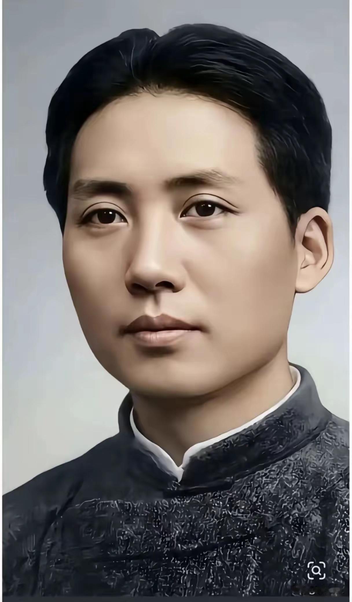 一个小伙儿说，看看毛爷爷年轻时的照片，毛爷爷那时候绝对是一个非常帅气、非常阳光的