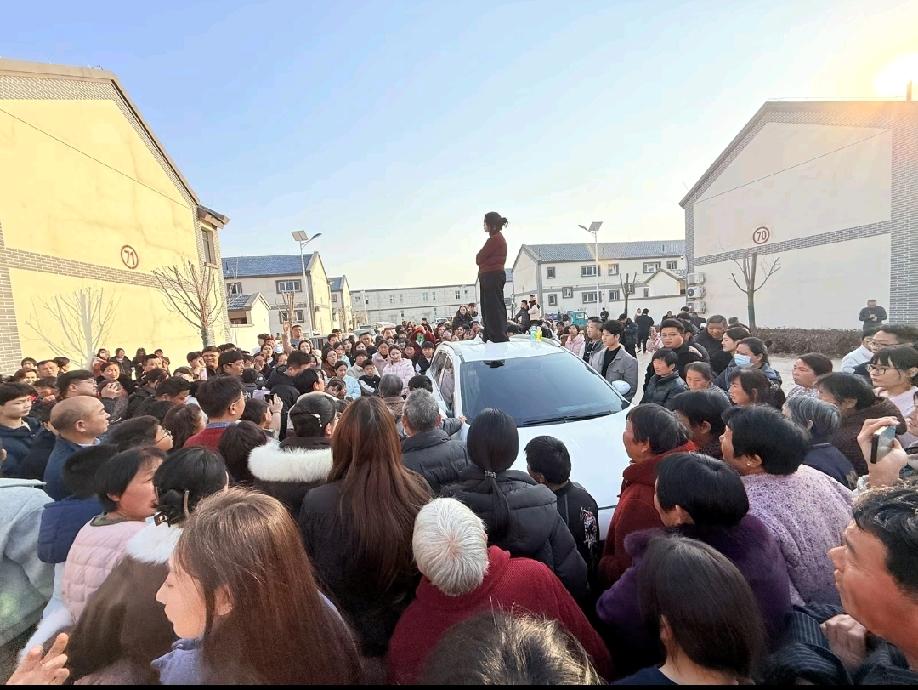 2月18日，山东某地。疑是上演了“00后正妻大战80后小三”的狗血剧情，事发地也