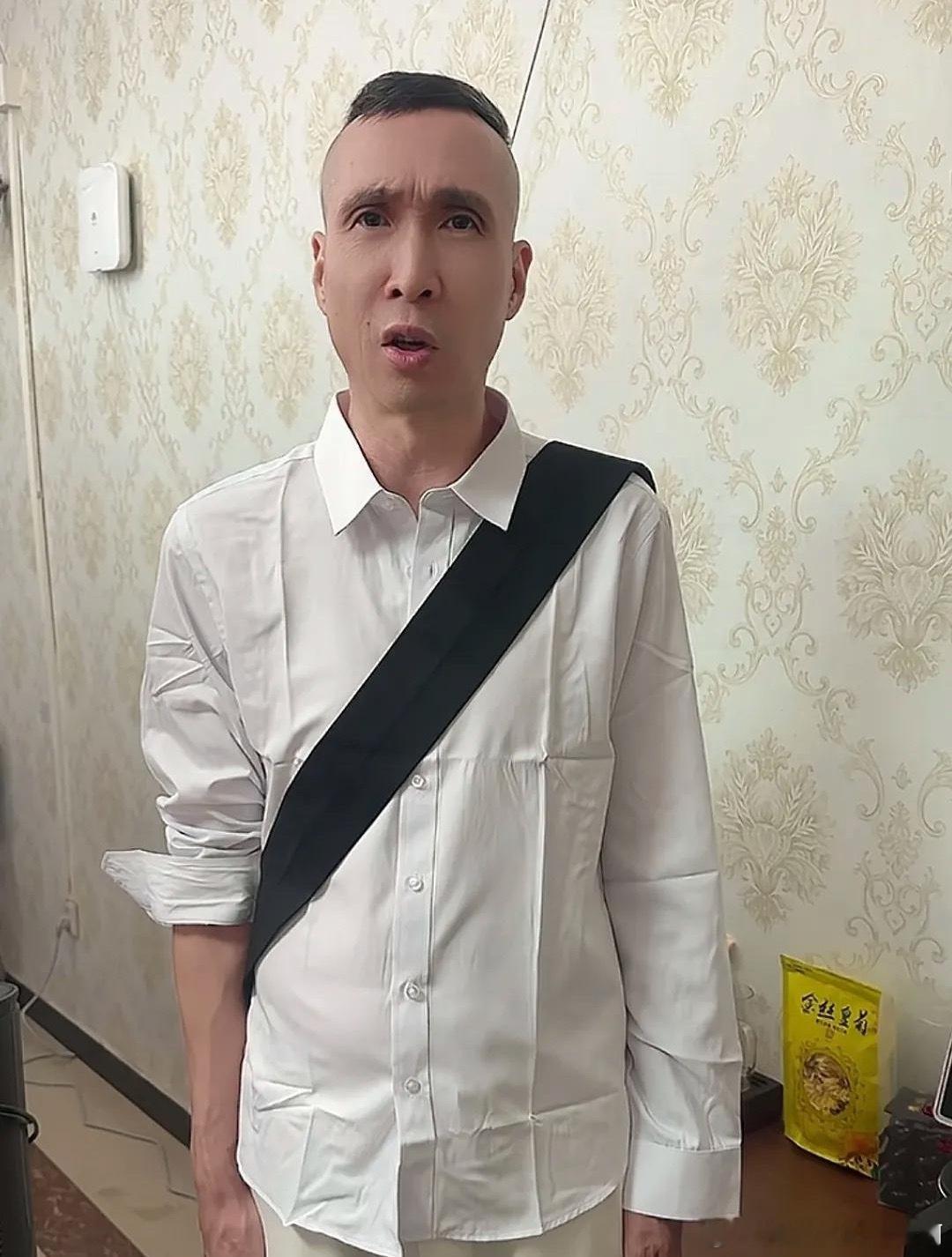演员韩兆发布了一则短视频，内容是模仿韦东奕的自我介绍。韩兆因饰演条子哥被人熟知，