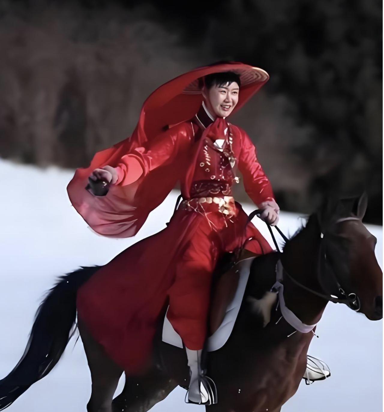 贺娇龙意外离世给普通人哪些启示？第一，真正关心你飞得累不累、安不安全的，真的只有