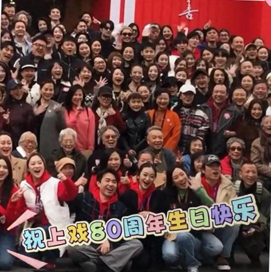 上戏校庆现场，马伊琍一出场就让人挪不开眼！丸子头扎得利落，灰色阔腿裤配羊毛马甲，