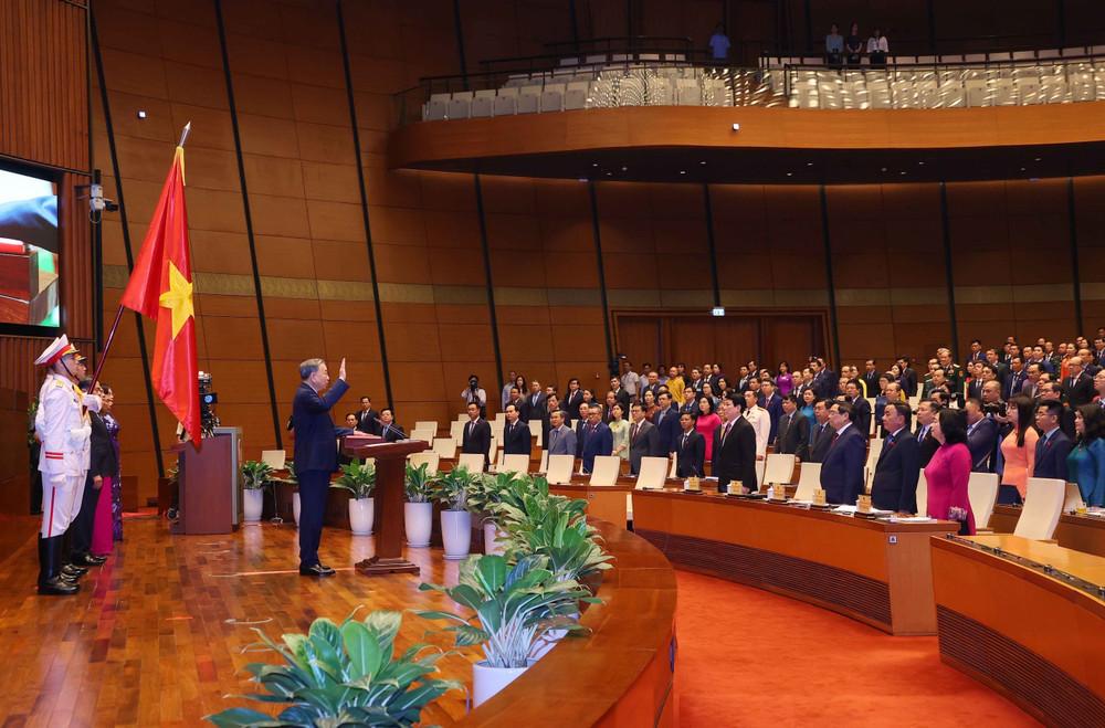 越南也搞宣誓这一套！今天苏林兼任越南国家主席，在结果出来后，他站在台上，一手按着