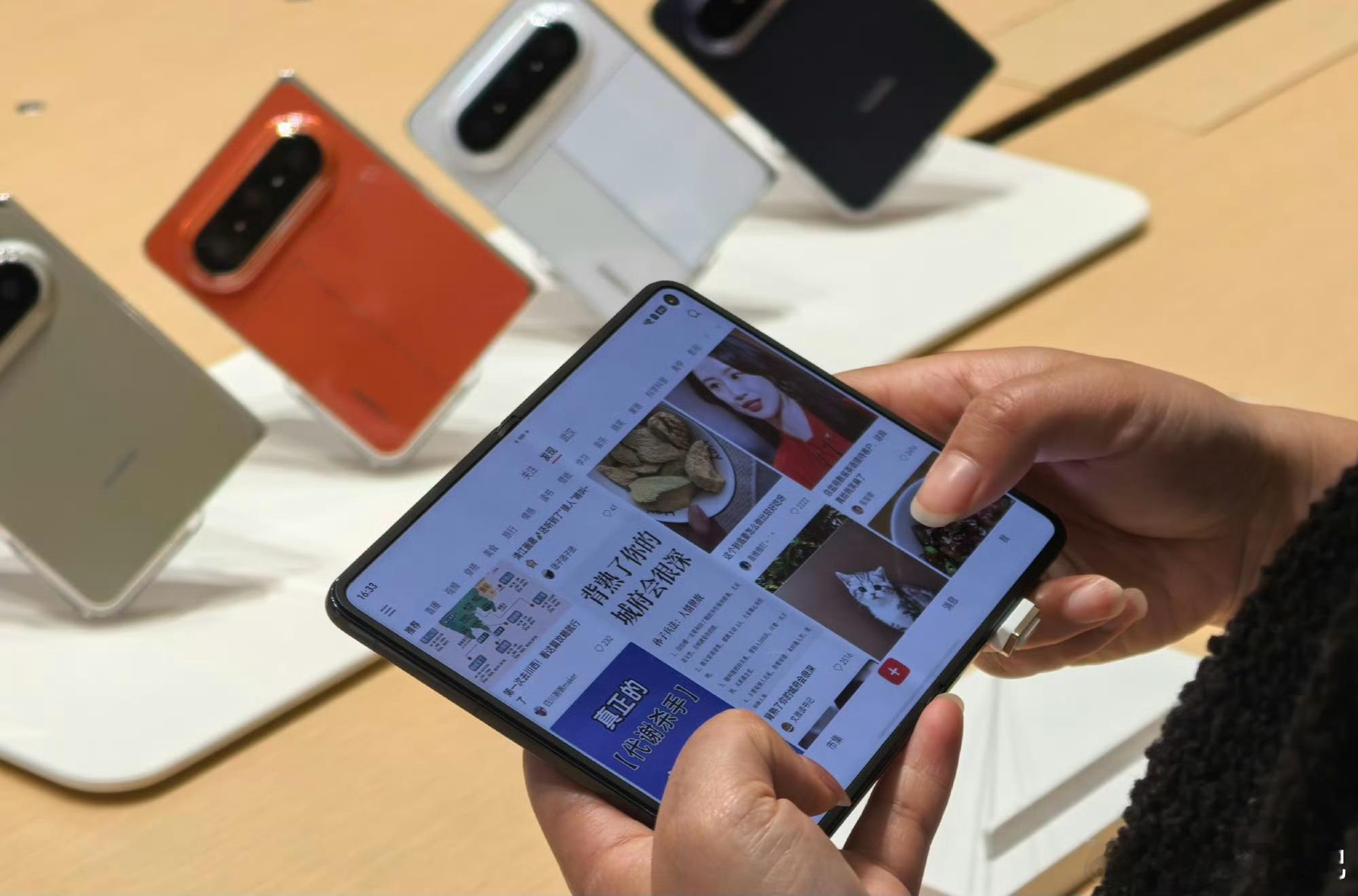 华为PuraXMax卖爆了接近iPadmini尺寸的7.7英寸大屏，不管是看报