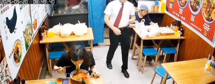 一家面馆贴了一个“出门在外遇到困难可以免费吃面”的牌子。结果一个穿着白衬衣打